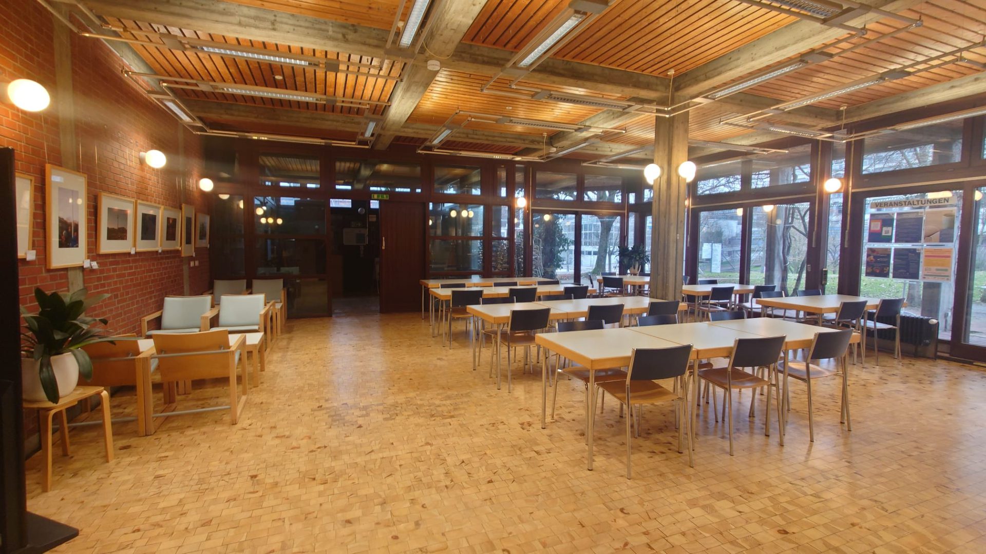 ÖZ Haus Cafe bereich richtung Eingang